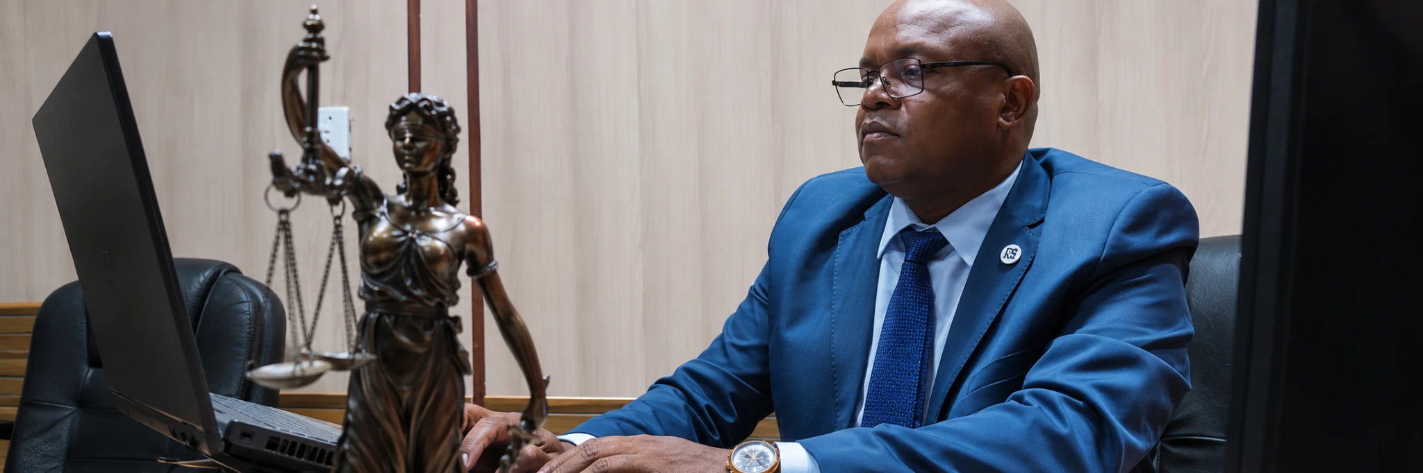 Ronaldo Silva em atendimento no escritório da RS Advocacia